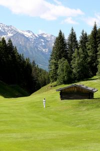 23-07-2009 SHOWBIZZ; EEN WEL HEEL BIJZONDER JUBILEUM IN DE PRACHTIGE ALPEN. Het was het 500 jarige bestaan van het hotel Klosterbrau te Seefeld. Een handvol bekende Nederlanders waren met ons meegekomen om een feestje te bouwen en een golf balletje te slaan. Het feest duurde 3 dagen en iedereen ging de vierde dag weer richting Nederland met gemengde gevoelens, men wilde namelijk langer blijven maar de agenda-s lieten dat niet toe.
foto: Albert den Iseger.