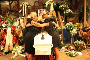 31-07-2009 SHOWBIZZ; DE DOTS ZUSJES- FAMILIE- VRIENDEN EN COLLEGA-S  NAMEN AFSCHEID VAN RIA BRIEFFIES. Het was meer dan prachtig afscheid van Dolly Dot Ria Brieffies. Enkele honderden mensen waren naar Hippolytushoef gekomen om afscheid te nemen van Ria Brieffies. Het was een zeer emotioneel afscheid in een zaal van Concordia waar zij vele jaren terug was getrouwd met haar man Hans. Nu lag zij daar omringt door duizenden bloemen en kaartjes. Na vele toespraken en een prachtig nummer gezongen door Angela Groothuizen verliet de stoet de Concordia om de laatste tocht te maken naar de begraafplaats. De Dolly Dots droegen de kist naar haar laatste rustplaats.
foto: Albert den Iseger