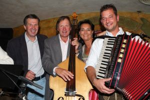 23-07-2009 SHOWBIZZ; EEN WEL HEEL BIJZONDER JUBILEUM IN DE PRACHTIGE ALPEN. Het was het 500 jarige bestaan van het hotel Klosterbrau te Seefeld. Een handvol bekende Nederlanders waren met ons meegekomen om een feestje te bouwen en een golf balletje te slaan. Het feest duurde 3 dagen en iedereen ging de vierde dag weer richting Nederland met gemengde gevoelens, men wilde namelijk langer blijven maar de agenda-s lieten dat niet toe.
foto: Albert den Iseger.