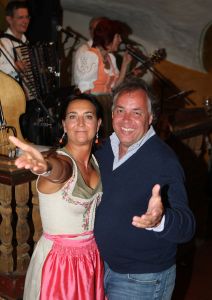 23-07-2009 SHOWBIZZ; EEN WEL HEEL BIJZONDER JUBILEUM IN DE PRACHTIGE ALPEN. Het was het 500 jarige bestaan van het hotel Klosterbrau te Seefeld. Een handvol bekende Nederlanders waren met ons meegekomen om een feestje te bouwen en een golf balletje te slaan. Het feest duurde 3 dagen en iedereen ging de vierde dag weer richting Nederland met gemengde gevoelens, men wilde namelijk langer blijven maar de agenda-s lieten dat niet toe.
foto: Albert den Iseger.