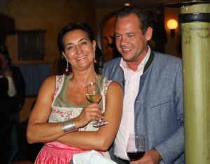 23-07-2009 SHOWBIZZ; EEN WEL HEEL BIJZONDER JUBILEUM IN DE PRACHTIGE ALPEN. Het was het 500 jarige bestaan van het hotel Klosterbrau te Seefeld. Een handvol bekende Nederlanders waren met ons meegekomen om een feestje te bouwen en een golf balletje te slaan. Het feest duurde 3 dagen en iedereen ging de vierde dag weer richting Nederland met gemengde gevoelens, men wilde namelijk langer blijven maar de agenda-s lieten dat niet toe.
foto: Albert den Iseger.