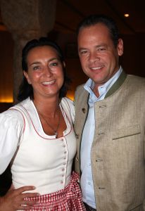 23-07-2009 SHOWBIZZ; EEN WEL HEEL BIJZONDER JUBILEUM IN DE PRACHTIGE ALPEN. Het was het 500 jarige bestaan van het hotel Klosterbrau te Seefeld. Een handvol bekende Nederlanders waren met ons meegekomen om een feestje te bouwen en een golf balletje te slaan. Het feest duurde 3 dagen en iedereen ging de vierde dag weer richting Nederland met gemengde gevoelens, men wilde namelijk langer blijven maar de agenda-s lieten dat niet toe.
foto: Albert den Iseger.