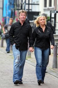 03-07-2009 SHOWBIZZ; UITVAART VAN BOLLE JAN FROGER IN AMSTERDAM. Na een prachtige dienst in de Rode Hoed te Amsterdam ging Bolle Jan nog een keer een rondje Amsterdam doen met een rondvaart. Vele familie leden- vrienden en bekenden waren naar Amsterdam gekomen om afscheid te nemen van Bolle Jan.
foto: Albert den Iseger.