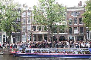03-07-2009 SHOWBIZZ; UITVAART VAN BOLLE JAN FROGER IN AMSTERDAM. Na een prachtige dienst in de Rode Hoed te Amsterdam ging Bolle Jan nog een keer een rondje Amsterdam doen met een rondvaart. Vele familie leden- vrienden en bekenden waren naar Amsterdam gekomen om afscheid te nemen van Bolle Jan.
foto: Albert den Iseger.