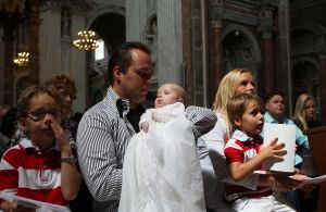 30-07-2009 SHOWBIZZ; LUCAS BAUER GEDOOPT IN BASILIEK VAN OUDENBOSCH. Frans en Mariska Bauer hadden de Basiliek gekozen voor de doop van hun zoon Lucas omdat ze zelf een jaar geleden hier waren getrouwd.
foto: Albert den Iseger