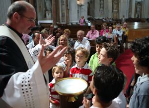 30-07-2009 SHOWBIZZ; LUCAS BAUER GEDOOPT IN BASILIEK VAN OUDENBOSCH. Frans en Mariska Bauer hadden de Basiliek gekozen voor de doop van hun zoon Lucas omdat ze zelf een jaar geleden hier waren getrouwd.
foto: Albert den Iseger