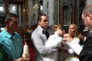 30-07-2009 SHOWBIZZ; LUCAS BAUER GEDOOPT IN BASILIEK VAN OUDENBOSCH. Frans en Mariska Bauer hadden de Basiliek gekozen voor de doop van hun zoon Lucas omdat ze zelf een jaar geleden hier waren getrouwd.
foto: Albert den Iseger