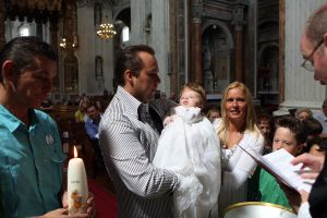 30-07-2009 SHOWBIZZ; LUCAS BAUER GEDOOPT IN BASILIEK VAN OUDENBOSCH. Frans en Mariska Bauer hadden de Basiliek gekozen voor de doop van hun zoon Lucas omdat ze zelf een jaar geleden hier waren getrouwd.
foto: Albert den Iseger