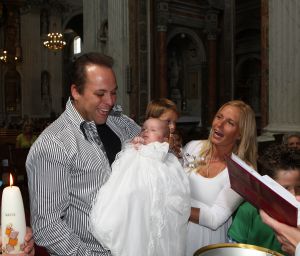 30-07-2009 SHOWBIZZ; LUCAS BAUER GEDOOPT IN BASILIEK VAN OUDENBOSCH. Frans en Mariska Bauer hadden de Basiliek gekozen voor de doop van hun zoon Lucas omdat ze zelf een jaar geleden hier waren getrouwd.
foto: Albert den Iseger