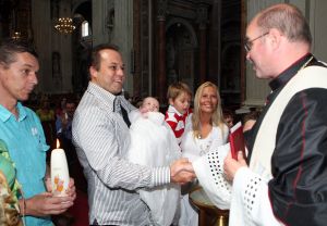 30-07-2009 SHOWBIZZ; LUCAS BAUER GEDOOPT IN BASILIEK VAN OUDENBOSCH. Frans en Mariska Bauer hadden de Basiliek gekozen voor de doop van hun zoon Lucas omdat ze zelf een jaar geleden hier waren getrouwd.
foto: Albert den Iseger
