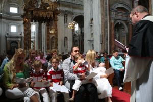 30-07-2009 SHOWBIZZ; LUCAS BAUER GEDOOPT IN BASILIEK VAN OUDENBOSCH. Frans en Mariska Bauer hadden de Basiliek gekozen voor de doop van hun zoon Lucas omdat ze zelf een jaar geleden hier waren getrouwd.
foto: Albert den Iseger