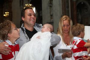 30-07-2009 SHOWBIZZ; LUCAS BAUER GEDOOPT IN BASILIEK VAN OUDENBOSCH. Frans en Mariska Bauer hadden de Basiliek gekozen voor de doop van hun zoon Lucas omdat ze zelf een jaar geleden hier waren getrouwd.
foto: Albert den Iseger