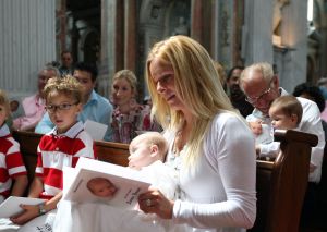 30-07-2009 SHOWBIZZ; LUCAS BAUER GEDOOPT IN BASILIEK VAN OUDENBOSCH. Frans en Mariska Bauer hadden de Basiliek gekozen voor de doop van hun zoon Lucas omdat ze zelf een jaar geleden hier waren getrouwd.
foto: Albert den Iseger