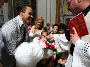 30-07-2009 SHOWBIZZ; LUCAS BAUER GEDOOPT IN BASILIEK VAN OUDENBOSCH. Frans en Mariska Bauer hadden de Basiliek gekozen voor de doop van hun zoon Lucas omdat ze zelf een jaar geleden hier waren getrouwd.
foto: Albert den Iseger