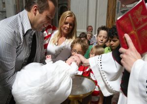 30-07-2009 SHOWBIZZ; LUCAS BAUER GEDOOPT IN BASILIEK VAN OUDENBOSCH. Frans en Mariska Bauer hadden de Basiliek gekozen voor de doop van hun zoon Lucas omdat ze zelf een jaar geleden hier waren getrouwd.
foto: Albert den Iseger