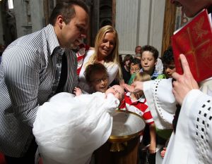 30-07-2009 SHOWBIZZ; LUCAS BAUER GEDOOPT IN BASILIEK VAN OUDENBOSCH. Frans en Mariska Bauer hadden de Basiliek gekozen voor de doop van hun zoon Lucas omdat ze zelf een jaar geleden hier waren getrouwd.
foto: Albert den Iseger