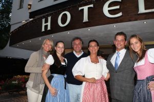23-07-2009 SHOWBIZZ; EEN WEL HEEL BIJZONDER JUBILEUM IN DE PRACHTIGE ALPEN. Het was het 500 jarige bestaan van het hotel Klosterbrau te Seefeld. Een handvol bekende Nederlanders waren met ons meegekomen om een feestje te bouwen en een golf balletje te slaan. Het feest duurde 3 dagen en iedereen ging de vierde dag weer richting Nederland met gemengde gevoelens, men wilde namelijk langer blijven maar de agenda-s lieten dat niet toe.
foto: Albert den Iseger.