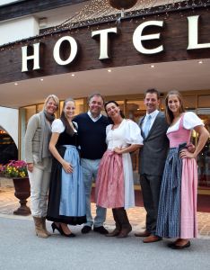 23-07-2009 SHOWBIZZ; EEN WEL HEEL BIJZONDER JUBILEUM IN DE PRACHTIGE ALPEN. Het was het 500 jarige bestaan van het hotel Klosterbrau te Seefeld. Een handvol bekende Nederlanders waren met ons meegekomen om een feestje te bouwen en een golf balletje te slaan. Het feest duurde 3 dagen en iedereen ging de vierde dag weer richting Nederland met gemengde gevoelens, men wilde namelijk langer blijven maar de agenda-s lieten dat niet toe.
foto: Albert den Iseger.