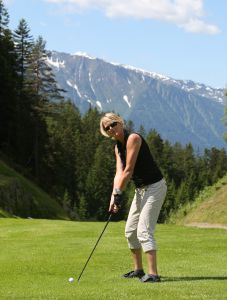 23-07-2009 SHOWBIZZ; EEN WEL HEEL BIJZONDER JUBILEUM IN DE PRACHTIGE ALPEN. Het was het 500 jarige bestaan van het hotel Klosterbrau te Seefeld. Een handvol bekende Nederlanders waren met ons meegekomen om een feestje te bouwen en een golf balletje te slaan. Het feest duurde 3 dagen en iedereen ging de vierde dag weer richting Nederland met gemengde gevoelens, men wilde namelijk langer blijven maar de agenda-s lieten dat niet toe.
foto: Albert den Iseger.
