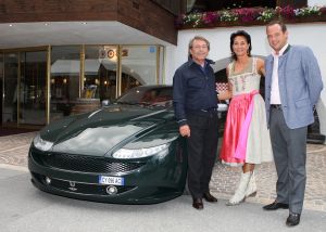 23-07-2009 SHOWBIZZ; EEN WEL HEEL BIJZONDER JUBILEUM IN DE PRACHTIGE ALPEN. Het was het 500 jarige bestaan van het hotel Klosterbrau te Seefeld. Een handvol bekende Nederlanders waren met ons meegekomen om een feestje te bouwen en een golf balletje te slaan. Het feest duurde 3 dagen en iedereen ging de vierde dag weer richting Nederland met gemengde gevoelens, men wilde namelijk langer blijven maar de agenda-s lieten dat niet toe.
foto: Albert den Iseger.