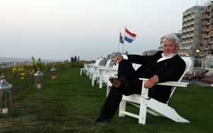 15-7-2009 SHOWBIZZ; ERNST DANIEL SMIT BLIJFT ZIJN SIGAARTJE ROKEN EN GENIET ER OOK VAN.
foto: Albert den Iseger