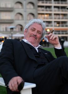 15-7-2009 SHOWBIZZ; ERNST DANIEL SMIT BLIJFT ZIJN SIGAARTJE ROKEN EN GENIET ER OOK VAN.
foto: Albert den Iseger