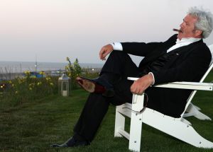 15-7-2009 SHOWBIZZ; ERNST DANIEL SMIT BLIJFT ZIJN SIGAARTJE ROKEN EN GENIET ER OOK VAN.
foto: Albert den Iseger