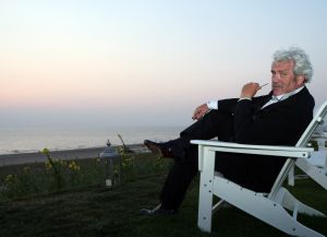 15-7-2009 SHOWBIZZ; ERNST DANIEL SMIT BLIJFT ZIJN SIGAARTJE ROKEN EN GENIET ER OOK VAN.
foto: Albert den Iseger