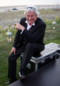 15-7-2009 SHOWBIZZ; ERNST DANIEL SMIT BLIJFT ZIJN SIGAARTJE ROKEN EN GENIET ER OOK VAN.
foto: Albert den Iseger