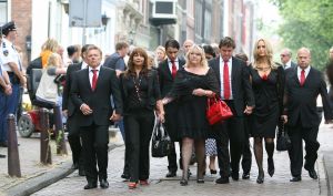 03-07-2009 SHOWBIZZ; UITVAART VAN BOLLE JAN FROGER IN AMSTERDAM. Na een prachtige dienst in de Rode Hoed te Amsterdam ging Bolle Jan nog een keer een rondje Amsterdam doen met een rondvaart. Vele familie leden- vrienden en bekenden waren naar Amsterdam gekomen om afscheid te nemen van Bolle Jan.
foto: Albert den Iseger.
