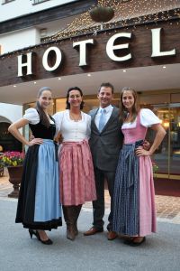 23-07-2009 SHOWBIZZ; EEN WEL HEEL BIJZONDER JUBILEUM IN DE PRACHTIGE ALPEN. Het was het 500 jarige bestaan van het hotel Klosterbrau te Seefeld. Een handvol bekende Nederlanders waren met ons meegekomen om een feestje te bouwen en een golf balletje te slaan. Het feest duurde 3 dagen en iedereen ging de vierde dag weer richting Nederland met gemengde gevoelens, men wilde namelijk langer blijven maar de agenda-s lieten dat niet toe.
foto: Albert den Iseger.