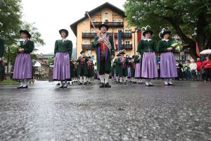 23-07-2009 SHOWBIZZ; EEN WEL HEEL BIJZONDER JUBILEUM IN DE PRACHTIGE ALPEN. Het was het 500 jarige bestaan van het hotel Klosterbrau te Seefeld. Een handvol bekende Nederlanders waren met ons meegekomen om een feestje te bouwen en een golf balletje te slaan. Het feest duurde 3 dagen en iedereen ging de vierde dag weer richting Nederland met gemengde gevoelens, men wilde namelijk langer blijven maar de agenda-s lieten dat niet toe.
foto: Albert den Iseger.