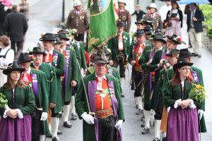 23-07-2009 SHOWBIZZ; EEN WEL HEEL BIJZONDER JUBILEUM IN DE PRACHTIGE ALPEN. Het was het 500 jarige bestaan van het hotel Klosterbrau te Seefeld. Een handvol bekende Nederlanders waren met ons meegekomen om een feestje te bouwen en een golf balletje te slaan. Het feest duurde 3 dagen en iedereen ging de vierde dag weer richting Nederland met gemengde gevoelens, men wilde namelijk langer blijven maar de agenda-s lieten dat niet toe.
foto: Albert den Iseger.
