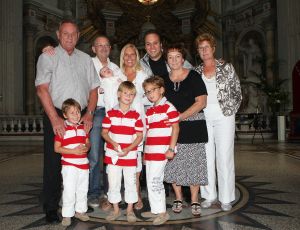30-07-2009 SHOWBIZZ; LUCAS BAUER GEDOOPT IN BASILIEK VAN OUDENBOSCH. Frans en Mariska Bauer hadden de Basiliek gekozen voor de doop van hun zoon Lucas omdat ze zelf een jaar geleden hier waren getrouwd.
foto: Albert den Iseger