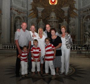 30-07-2009 SHOWBIZZ; LUCAS BAUER GEDOOPT IN BASILIEK VAN OUDENBOSCH. Frans en Mariska Bauer hadden de Basiliek gekozen voor de doop van hun zoon Lucas omdat ze zelf een jaar geleden hier waren getrouwd.
foto: Albert den Iseger