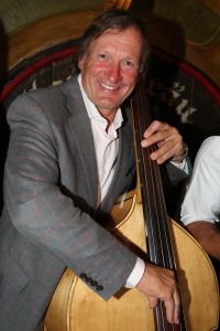23-07-2009 SHOWBIZZ; EEN WEL HEEL BIJZONDER JUBILEUM IN DE PRACHTIGE ALPEN. Het was het 500 jarige bestaan van het hotel Klosterbrau te Seefeld. Een handvol bekende Nederlanders waren met ons meegekomen om een feestje te bouwen en een golf balletje te slaan. Het feest duurde 3 dagen en iedereen ging de vierde dag weer richting Nederland met gemengde gevoelens, men wilde namelijk langer blijven maar de agenda-s lieten dat niet toe.
foto: Albert den Iseger.