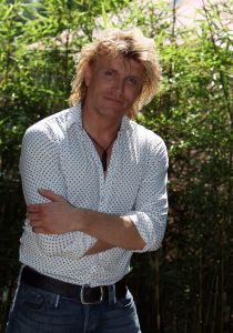 25-07-2009 SHOWBIZZ; HANS KLOK GEEFT 5 WEKEN LANG SHOWS IN OUWEHANDS DIERENPARK. Hans Klok en zijn team geeft 5 weken lang shows in Ouwehands dierenpark te Rhenen. 3 keer per dag een show van 35 minuten. Hans laat de kinderen toe in de wereld van de ultieme toverkunsten.
foto: Albert den Iseger
