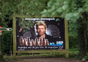 25-07-2009 SHOWBIZZ; HANS KLOK GEEFT 5 WEKEN LANG SHOWS IN OUWEHANDS DIERENPARK. Hans Klok en zijn team geeft 5 weken lang shows in Ouwehands dierenpark te Rhenen. 3 keer per dag een show van 35 minuten. Hans laat de kinderen toe in de wereld van de ultieme toverkunsten.
foto: Albert den Iseger