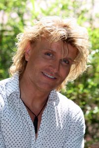 25-07-2009 SHOWBIZZ; HANS KLOK GEEFT 5 WEKEN LANG SHOWS IN OUWEHANDS DIERENPARK. Hans Klok en zijn team geeft 5 weken lang shows in Ouwehands dierenpark te Rhenen. 3 keer per dag een show van 35 minuten. Hans laat de kinderen toe in de wereld van de ultieme toverkunsten.
foto: Albert den Iseger