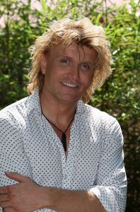 25-07-2009 SHOWBIZZ; HANS KLOK GEEFT 5 WEKEN LANG SHOWS IN OUWEHANDS DIERENPARK. Hans Klok en zijn team geeft 5 weken lang shows in Ouwehands dierenpark te Rhenen. 3 keer per dag een show van 35 minuten. Hans laat de kinderen toe in de wereld van de ultieme toverkunsten.
foto: Albert den Iseger