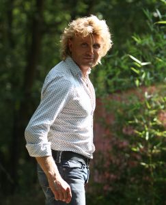 25-07-2009 SHOWBIZZ; HANS KLOK GEEFT 5 WEKEN LANG SHOWS IN OUWEHANDS DIERENPARK. Hans Klok en zijn team geeft 5 weken lang shows in Ouwehands dierenpark te Rhenen. 3 keer per dag een show van 35 minuten. Hans laat de kinderen toe in de wereld van de ultieme toverkunsten.
foto: Albert den Iseger