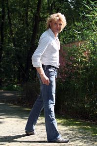 25-07-2009 SHOWBIZZ; HANS KLOK GEEFT 5 WEKEN LANG SHOWS IN OUWEHANDS DIERENPARK. Hans Klok en zijn team geeft 5 weken lang shows in Ouwehands dierenpark te Rhenen. 3 keer per dag een show van 35 minuten. Hans laat de kinderen toe in de wereld van de ultieme toverkunsten.
foto: Albert den Iseger