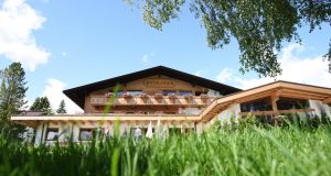 23-07-2009 SHOWBIZZ; EEN WEL HEEL BIJZONDER JUBILEUM IN DE PRACHTIGE ALPEN. Het was het 500 jarige bestaan van het hotel Klosterbrau te Seefeld. Een handvol bekende Nederlanders waren met ons meegekomen om een feestje te bouwen en een golf balletje te slaan. Het feest duurde 3 dagen en iedereen ging de vierde dag weer richting Nederland met gemengde gevoelens, men wilde namelijk langer blijven maar de agenda-s lieten dat niet toe.
foto: Albert den Iseger.