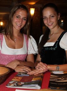 23-07-2009 SHOWBIZZ; EEN WEL HEEL BIJZONDER JUBILEUM IN DE PRACHTIGE ALPEN. Het was het 500 jarige bestaan van het hotel Klosterbrau te Seefeld. Een handvol bekende Nederlanders waren met ons meegekomen om een feestje te bouwen en een golf balletje te slaan. Het feest duurde 3 dagen en iedereen ging de vierde dag weer richting Nederland met gemengde gevoelens, men wilde namelijk langer blijven maar de agenda-s lieten dat niet toe.
foto: Albert den Iseger.