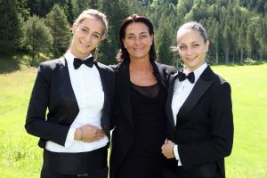 23-07-2009 SHOWBIZZ; EEN WEL HEEL BIJZONDER JUBILEUM IN DE PRACHTIGE ALPEN. Het was het 500 jarige bestaan van het hotel Klosterbrau te Seefeld. Een handvol bekende Nederlanders waren met ons meegekomen om een feestje te bouwen en een golf balletje te slaan. Het feest duurde 3 dagen en iedereen ging de vierde dag weer richting Nederland met gemengde gevoelens, men wilde namelijk langer blijven maar de agenda-s lieten dat niet toe.
foto: Albert den Iseger.