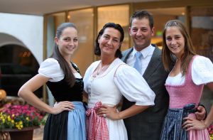 23-07-2009 SHOWBIZZ; EEN WEL HEEL BIJZONDER JUBILEUM IN DE PRACHTIGE ALPEN. Het was het 500 jarige bestaan van het hotel Klosterbrau te Seefeld. Een handvol bekende Nederlanders waren met ons meegekomen om een feestje te bouwen en een golf balletje te slaan. Het feest duurde 3 dagen en iedereen ging de vierde dag weer richting Nederland met gemengde gevoelens, men wilde namelijk langer blijven maar de agenda-s lieten dat niet toe.
foto: Albert den Iseger.