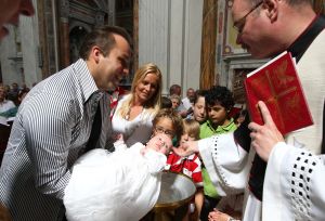 30-07-2009 SHOWBIZZ; LUCAS BAUER GEDOOPT IN BASILIEK VAN OUDENBOSCH. Frans en Mariska Bauer hadden de Basiliek gekozen voor de doop van hun zoon Lucas omdat ze zelf een jaar geleden hier waren getrouwd.
foto: Albert den Iseger
