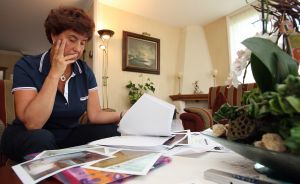 17-07-2009 SHOWBIZZ; MOEDER SMIT SCOORDE 1.3 MILJOEN KIJKERS MET HAAR AANGRIJPENDE VERHAAL OP SHOWNIEUWS. Het geruchtmakende interview van moeder Smit met Evert Santegoeds van SBS shownieuws is ingeslagen als een kijkbom, meer dan 1.3 miljoen kijkers en met de late uitzending van shownieuws erbij meer dan 2 miljoen kijkers. Gerda Smit is hiermede een SBS kijkcijfer kanon geworden en het beeldmateriaal zal nog vaak over  het plasma scherm denderen.
foto: Albert den Iseger.