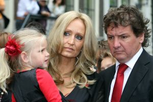 03-07-2009 SHOWBIZZ; UITVAART VAN BOLLE JAN FROGER IN AMSTERDAM. Na een prachtige dienst in de Rode Hoed te Amsterdam ging Bolle Jan nog een keer een rondje Amsterdam doen met een rondvaart. Vele familie leden- vrienden en bekenden waren naar Amsterdam gekomen om afscheid te nemen van Bolle Jan.
foto: Albert den Iseger.