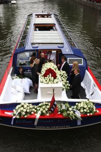 03-07-2009 SHOWBIZZ; UITVAART VAN BOLLE JAN FROGER IN AMSTERDAM. Na een prachtige dienst in de Rode Hoed te Amsterdam ging Bolle Jan nog een keer een rondje Amsterdam doen met een rondvaart. Vele familie leden- vrienden en bekenden waren naar Amsterdam gekomen om afscheid te nemen van Bolle Jan.
foto: Albert den Iseger.